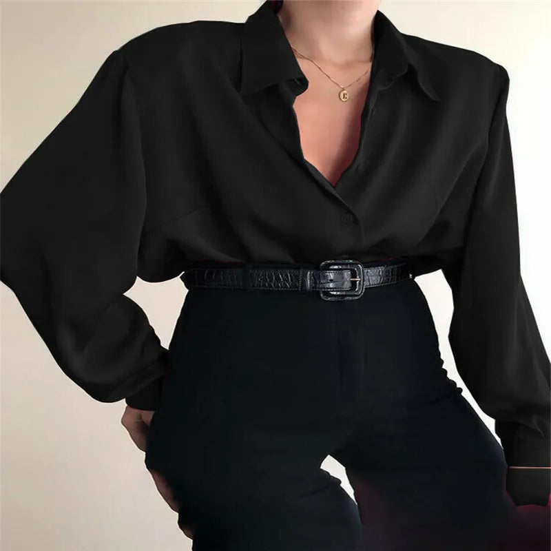 Camisa feminina com botões e gola virada para baixo