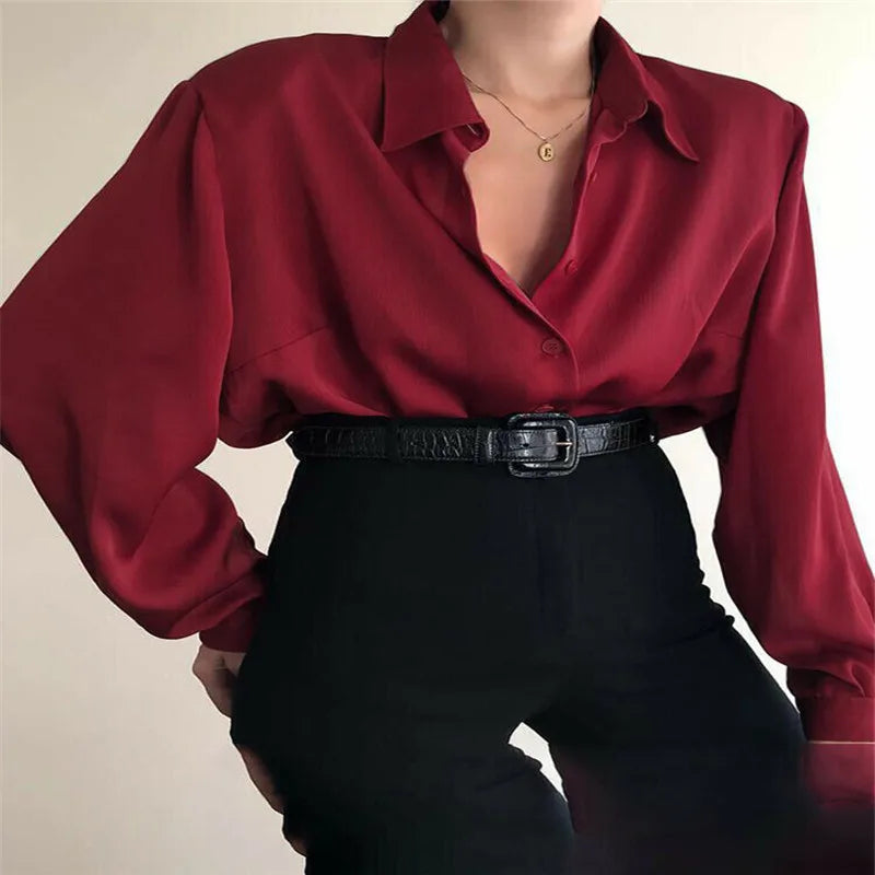 Camisa feminina com botões e gola virada para baixo