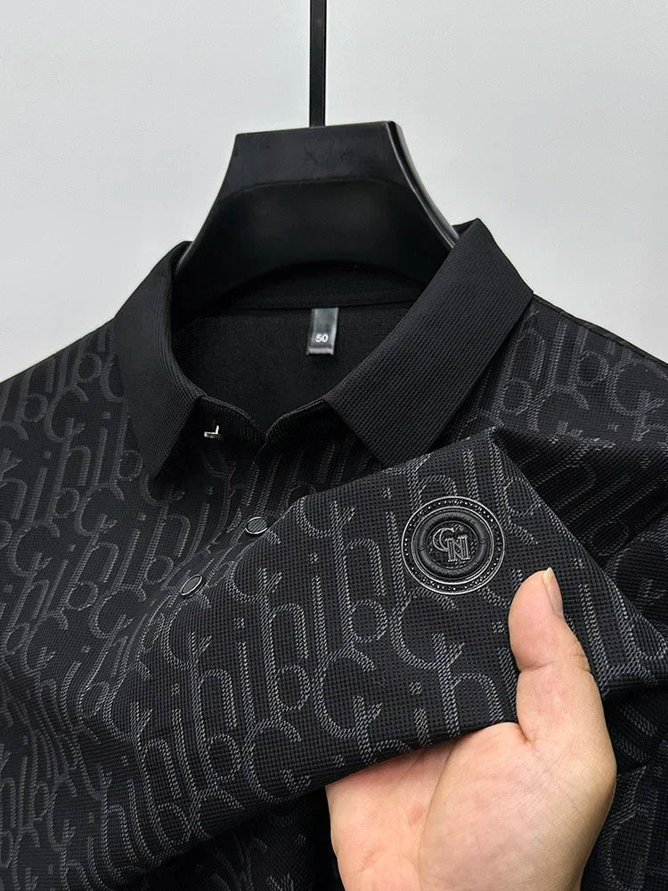 Polo de manga curta com logo em relevo