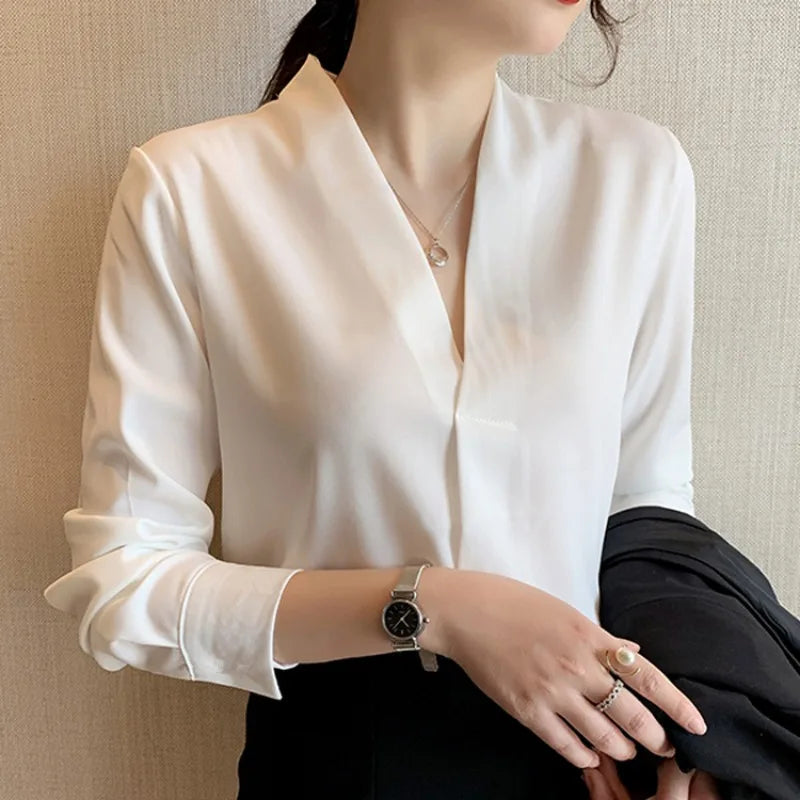 Camisa feminina elegante gola baixa em v