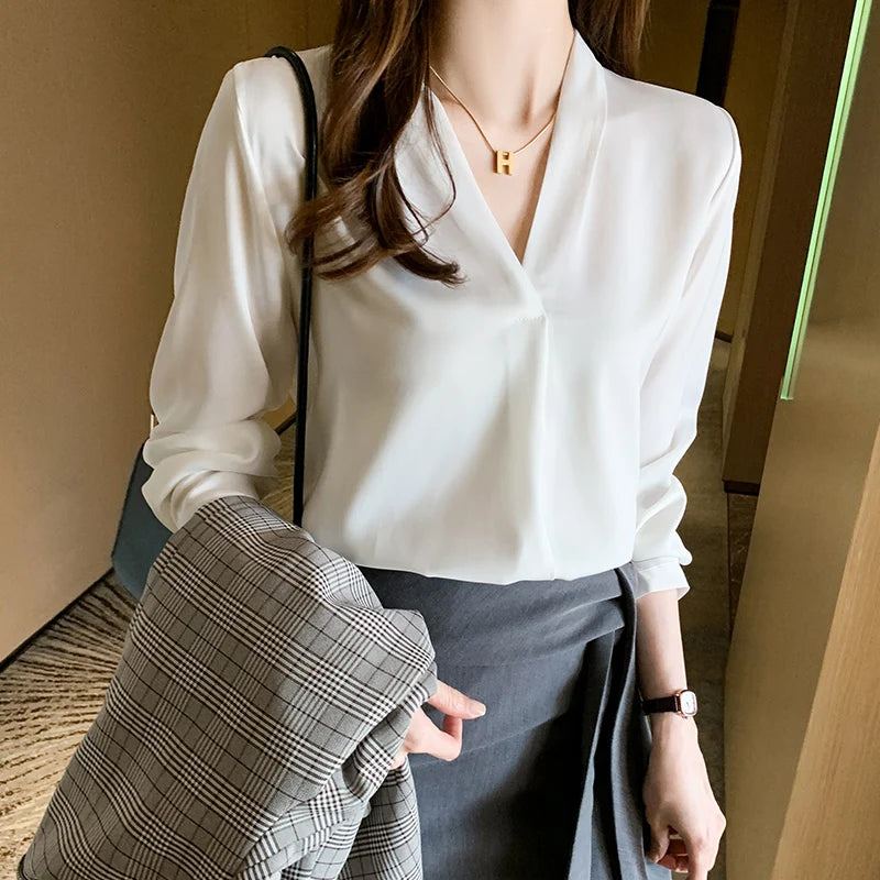 Camisa feminina elegante gola baixa em v