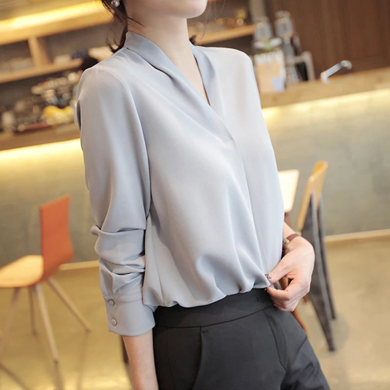 Camisa feminina elegante gola baixa em v