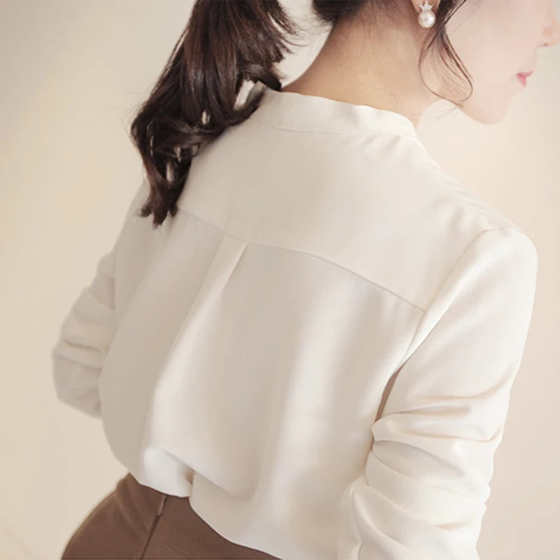 Camisa feminina elegante gola baixa em v