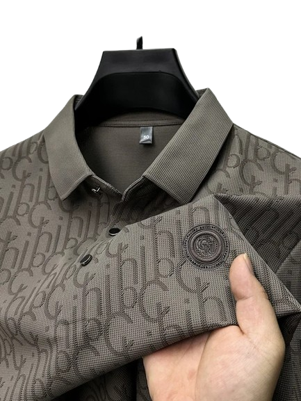 Polo de manga curta com logo em relevo