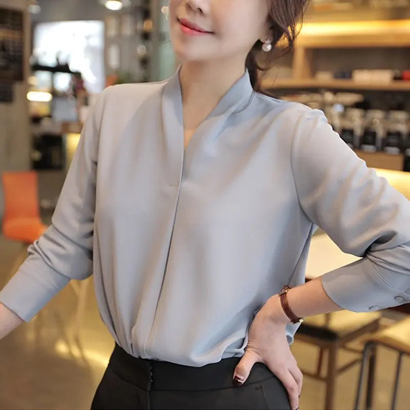 Camisa feminina elegante gola baixa em v